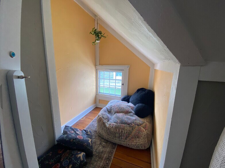3rd floor nook - 1303 Wealthy St SE