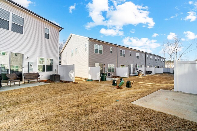 Building Photo - Move-in Ready Modern Townhome!!