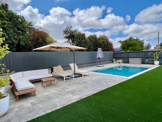 Building Photo - Beautiful, Modern, Upgraded 3 Bedroom 3 Ba...