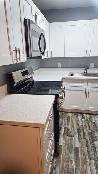 Primary Photo - 2500 Bassler St