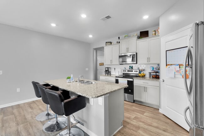 Building Photo - 402 Isabelle St