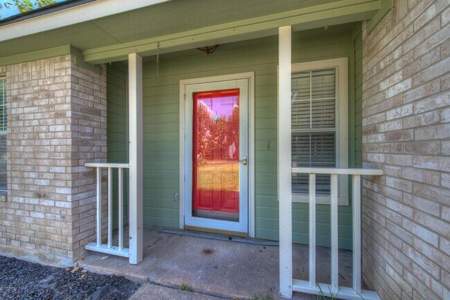 Building Photo - Great home with easy maintenance flooring.