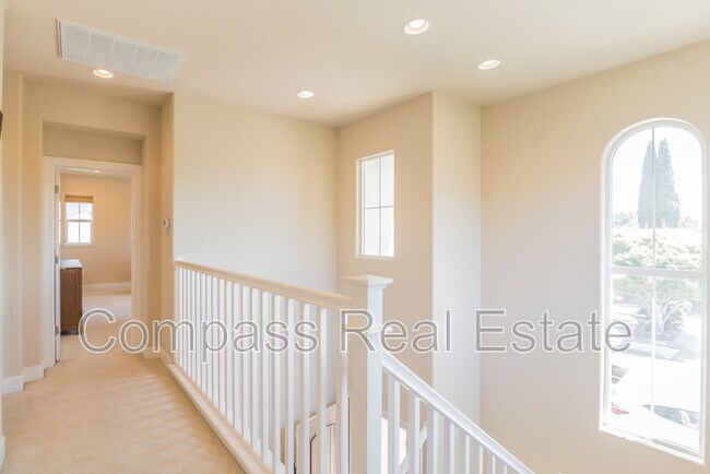 Building Photo - 5539 Southcrest Way