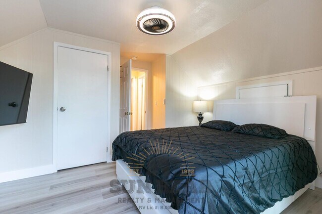 Building Photo - Bright Home in Incline!