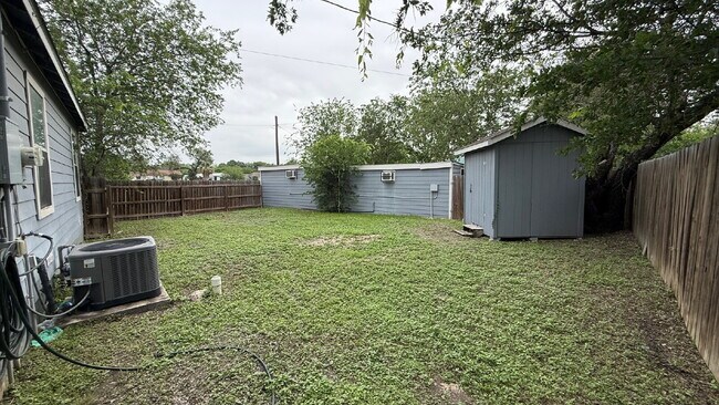 Building Photo - Newly renovated 3 bedroom 2 bath home centrally located!