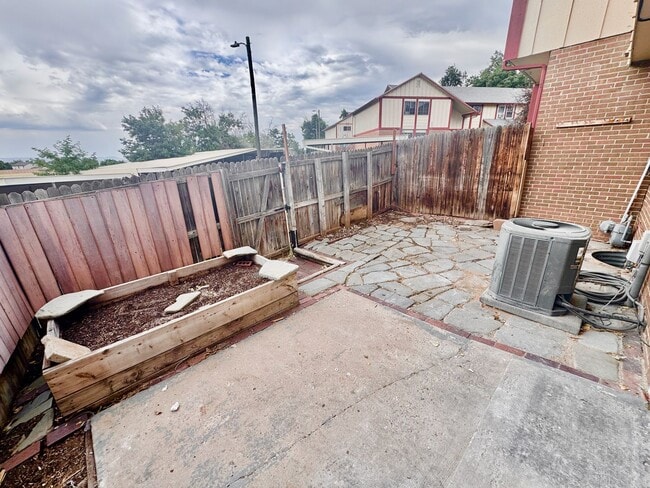 Building Photo - Beautifully Renovated Townhome in Coumbine...