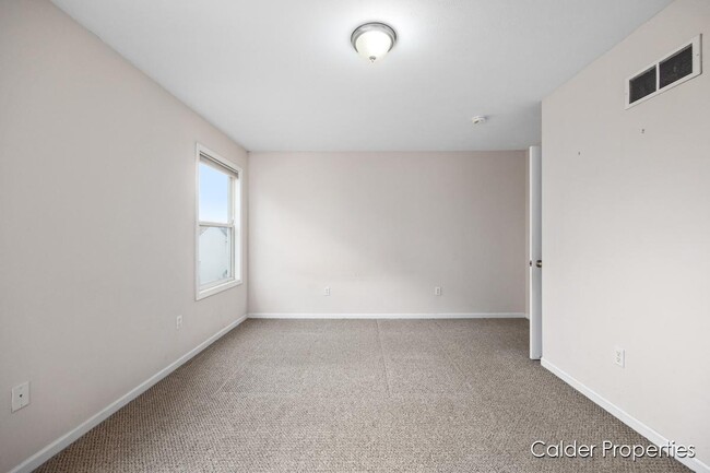 Building Photo - 5686 E Falling Leaf Dr SE