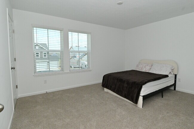 Building Photo - "Spacious 5-Bedroom Retreat with Luxurious Quartz Countertops & Fireplace on Deerberg Drive!"