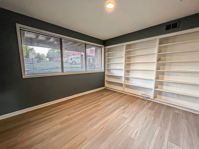Building Photo - Gorgeous 3 Bedroom 2 Bathroom Unit With Su...