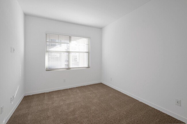 Building Photo - Like New Luxurious Modern 3 Bedroom 2 Bath...