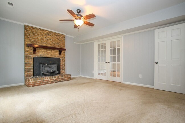 Building Photo - 130 Camelot Crescent