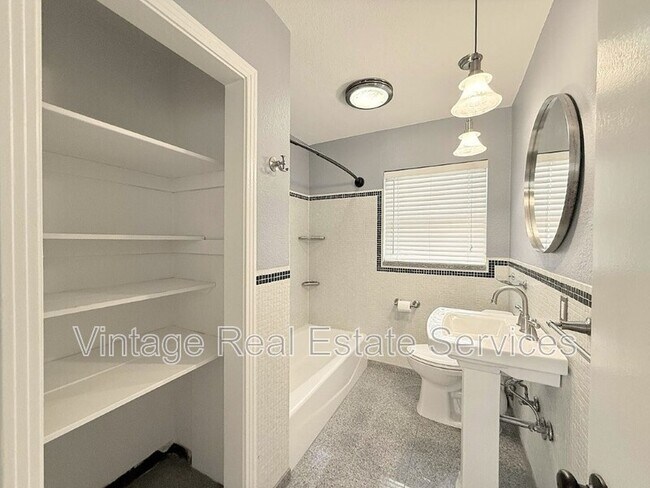 Building Photo - 105 N Aurora Ave