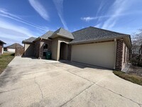 Building Photo - Location! 3 bedroom, 2 bath home in covete...