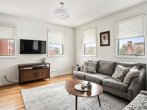 Building Photo - "Spacious 3-Bed Oasis with Granite Eleganc...