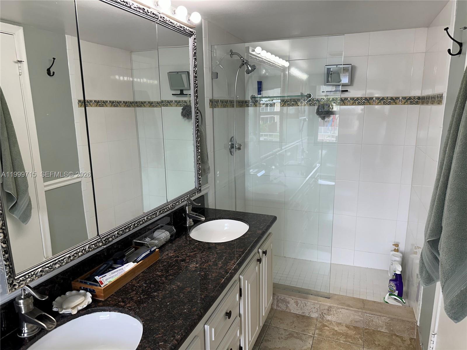 Building Photo - 925 NE 26th Ave