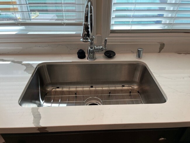 Building Photo - Beautifully Renovated 2 Bed / 1 Bath in Co...