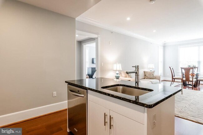 Building Photo - 910 Powhatan St