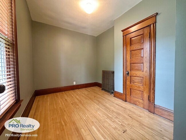 Building Photo - Charming 2 Bedroom Apartment in Northeast ...