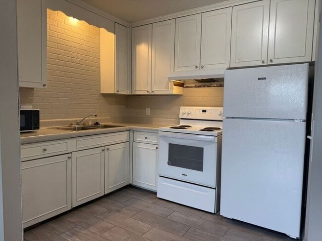 Building Photo - Remodeled 1 Bedroom Apartment!!! Walk to t...