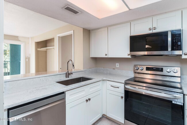 Building Photo - 221 6th St S