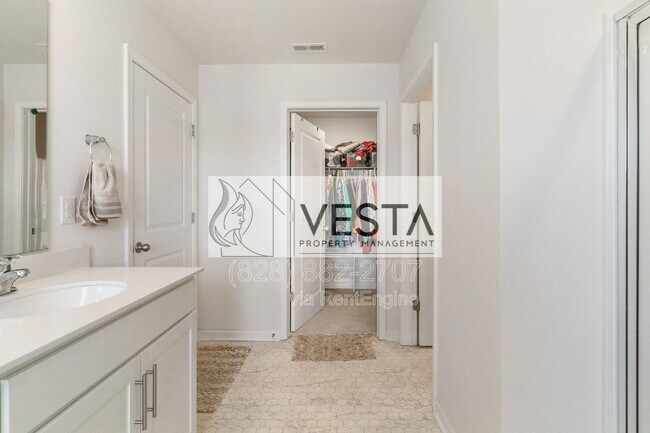 Building Photo - 240 Ridgeview Ln