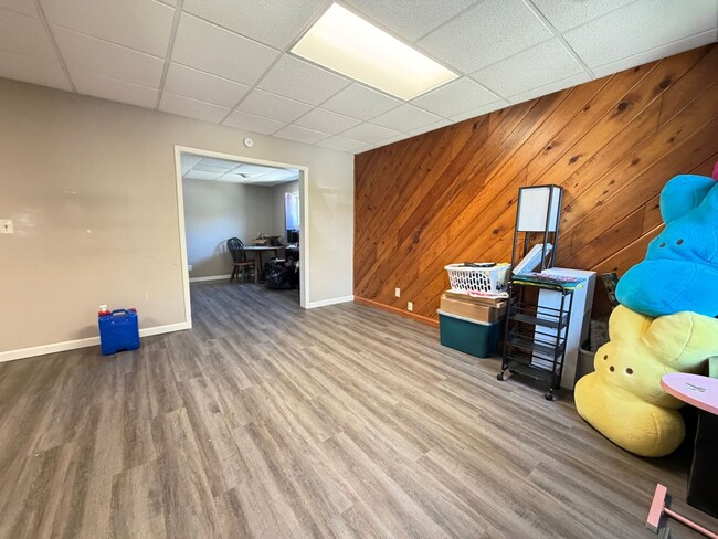 Building Photo - 2 Bedroom Home - Open August 1st!