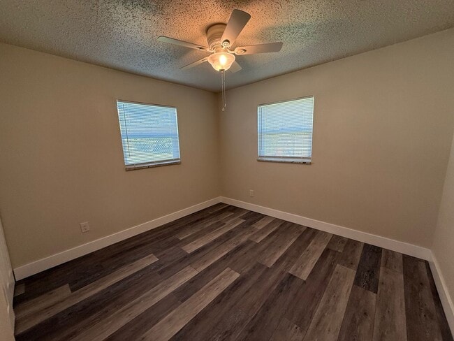 Building Photo - 3 Bedroom/1 Bathroom Single Family Home