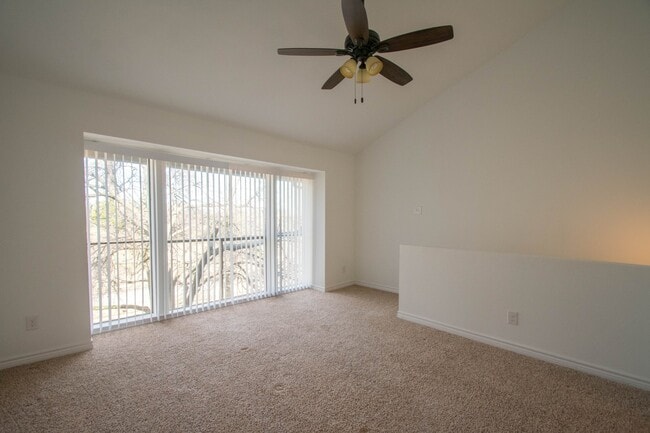 Building Photo - Charming 3-2 condo in private community wi...