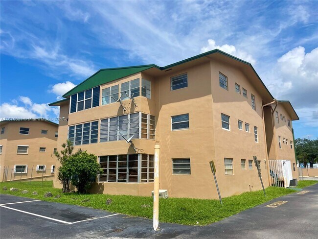 Building Photo - 110 Royal Palm Rd