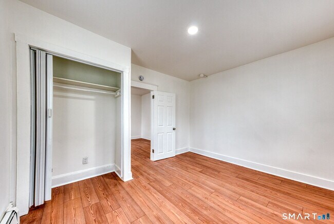 Building Photo - 152 Oak St