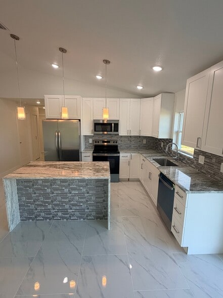 Building Photo - 7016 Golf Club Dr