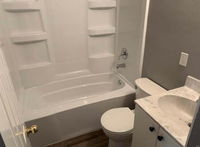 Building Photo - 106 E Madison St