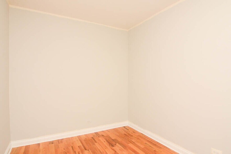 Building Photo - 729 W Barry Ave