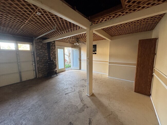 Building Photo - Pet-friendly Home located in sunny Ridgewood