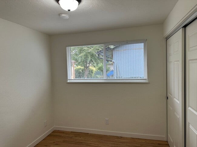 Building Photo - Beautifully updated 3 bedroom, 1 bath hous...