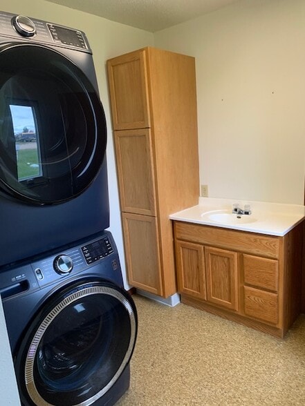 Building Photo - 718 Dawn Ave