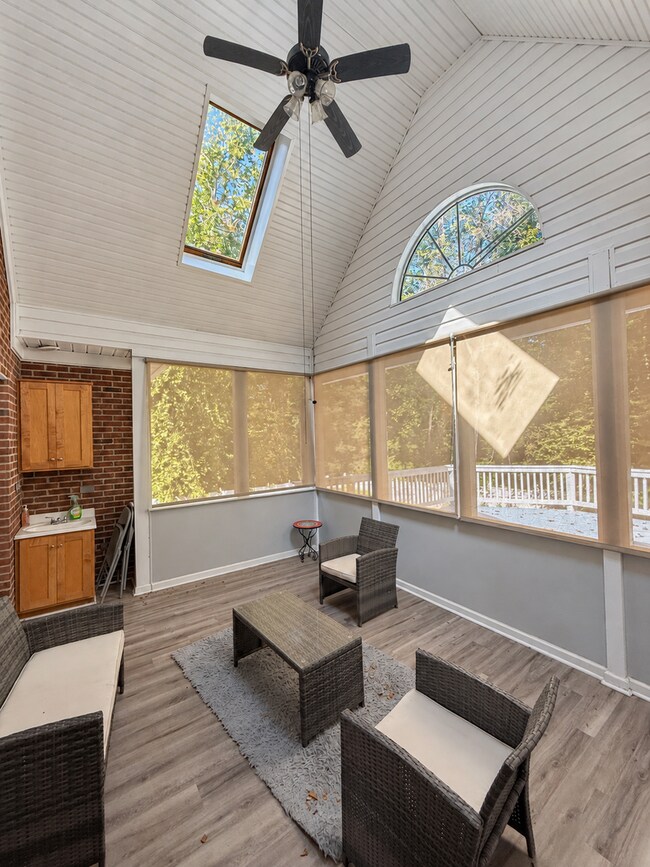 Building Photo - 2040 Webster Grove Dr
