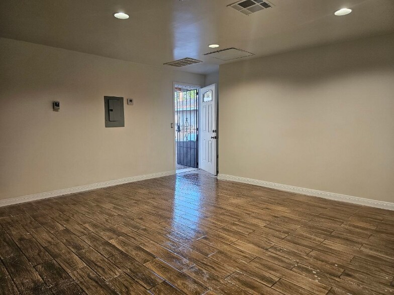 Building Photo - 1042 Hollister St