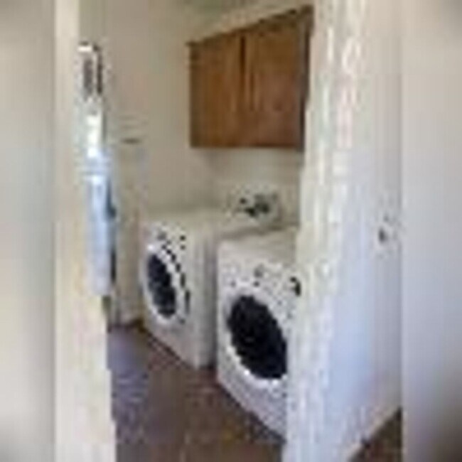 Building Photo - 4 Bedroom, 2 1/2 Bath Available Now!