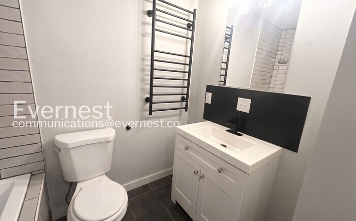 Building Photo - 2913 Chatsworth Way