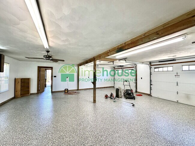 Building Photo - 700 Middle Rdg Dr