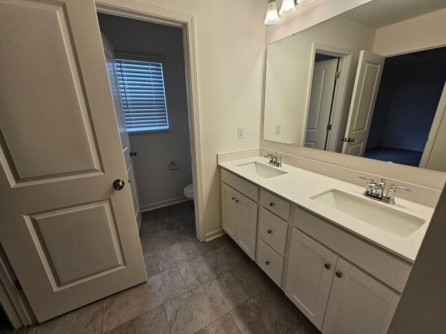 Building Photo - Townhome in great Concord community