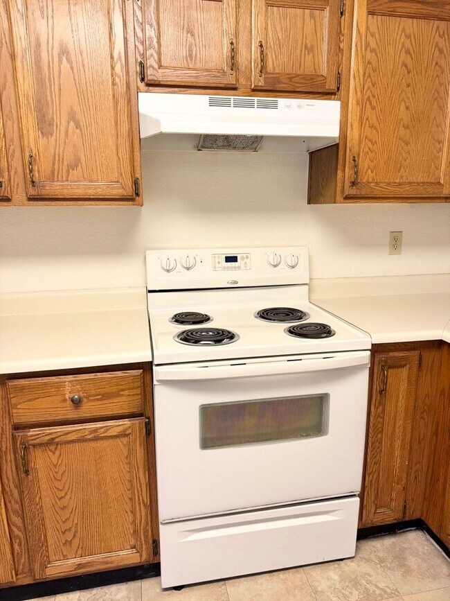 Building Photo - 3 Bedroom / 2 Bath Single Level Home In Gl...