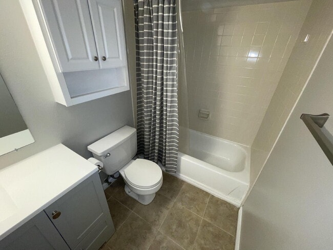 Building Photo - Updated 2 Bedroom, 2 Bath Condo (Available Immediately)