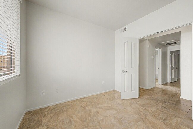 Building Photo - 16013 S Desert Foothills Pkwy