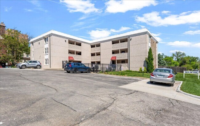 Building Photo - Newly Renovated Blackstone Gem!
