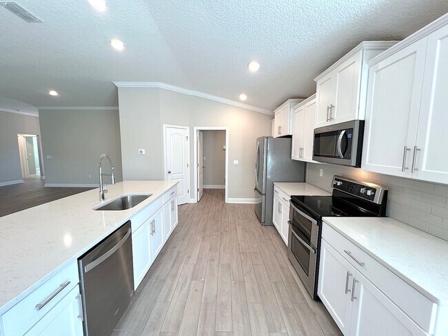 Building Photo - GORGEOUS 5 Bed 4 Bath 3 Car Garage HOME w COMMUNITY POOL for RENT!