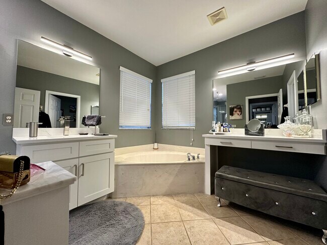 Building Photo - 9687 Springlake Cir