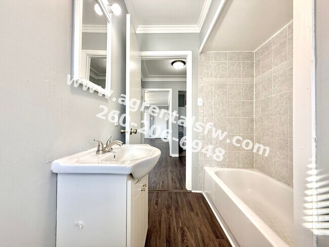 Building Photo - 3 Bedroom House