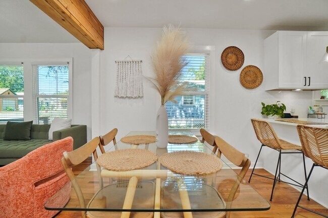 Building Photo - Gorgeous 3 bedroom, 2 bath house in the he...